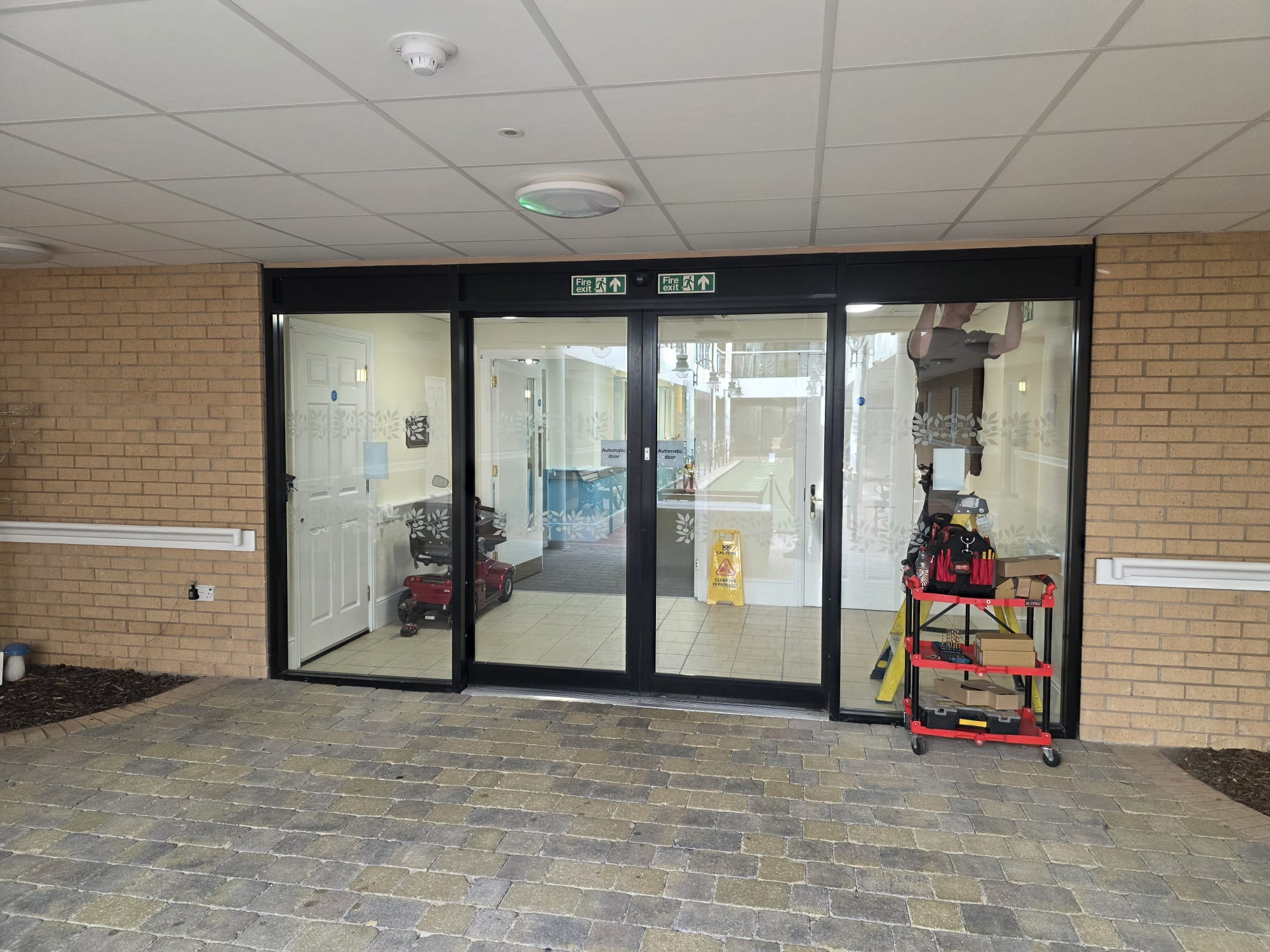 Automatic sliding pedestrian entrance installed by EVICK