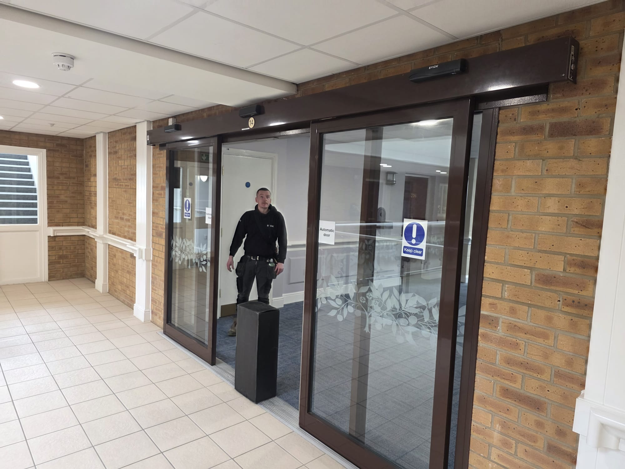 Interior view of an EVICK automatic sliding entrance