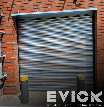 Compact roller shutter protecting a commercial doorway