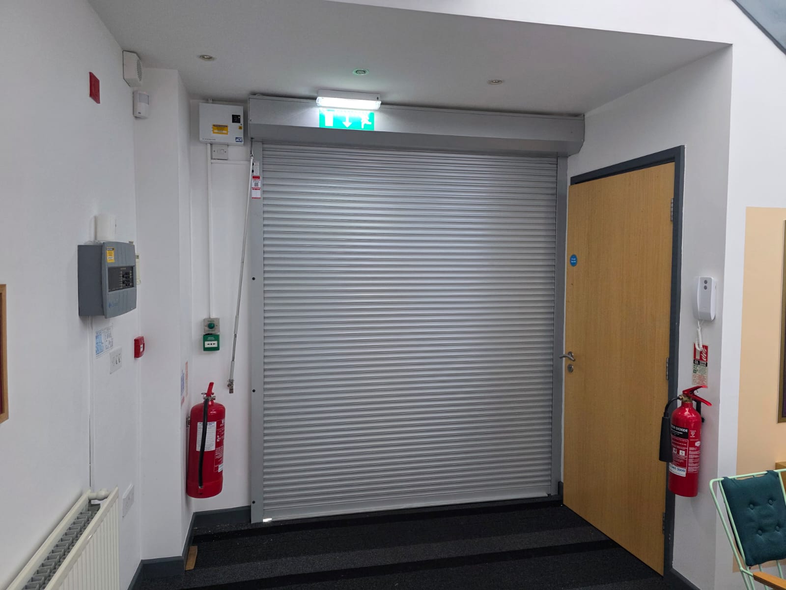 Compact internal security roller shutter